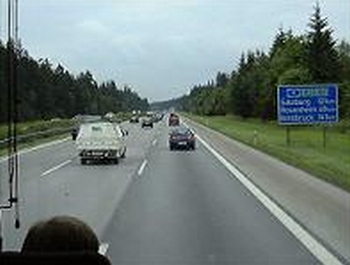 ドイツのアウトバーンは速度制限なし 海外高速道路での運転の注意事項