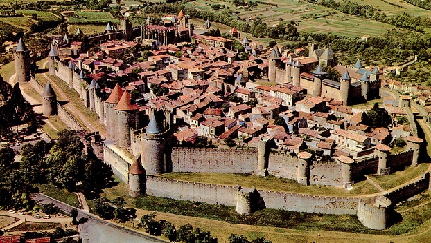 アニメ 進撃の巨人 のモデルとなった街 中世の城塞都市カルカッソンヌ